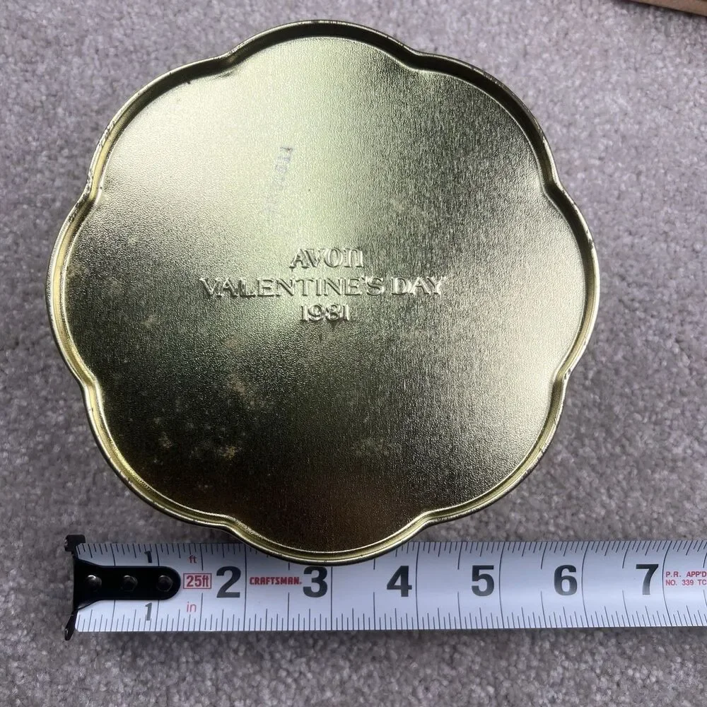 Vintage Avon Valentines Day 1981 Lidded Tin Box Container‎ Round With Box
